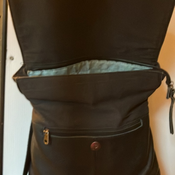 Le Sak  Genuine Leather convertible crossbody/ knapsack 12 x 12 x 3 1/4 - Picture 3 of 7